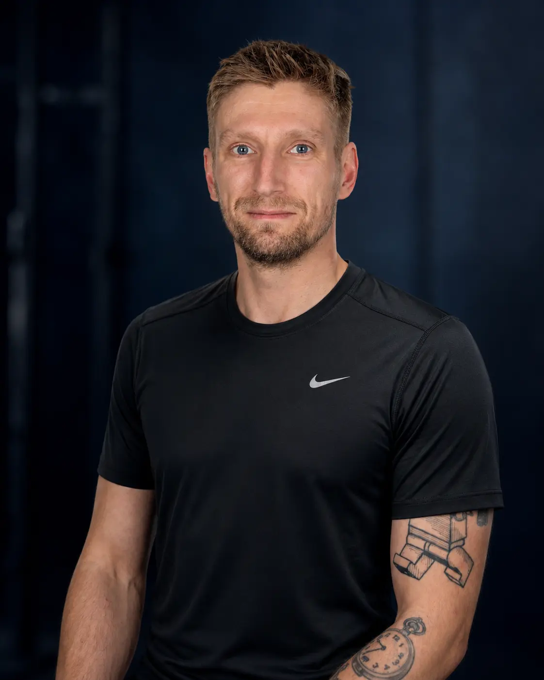 Bartosz Borowski trener przygotowania motorycznego NCKF Kraków w czarnej koszulce sportowej